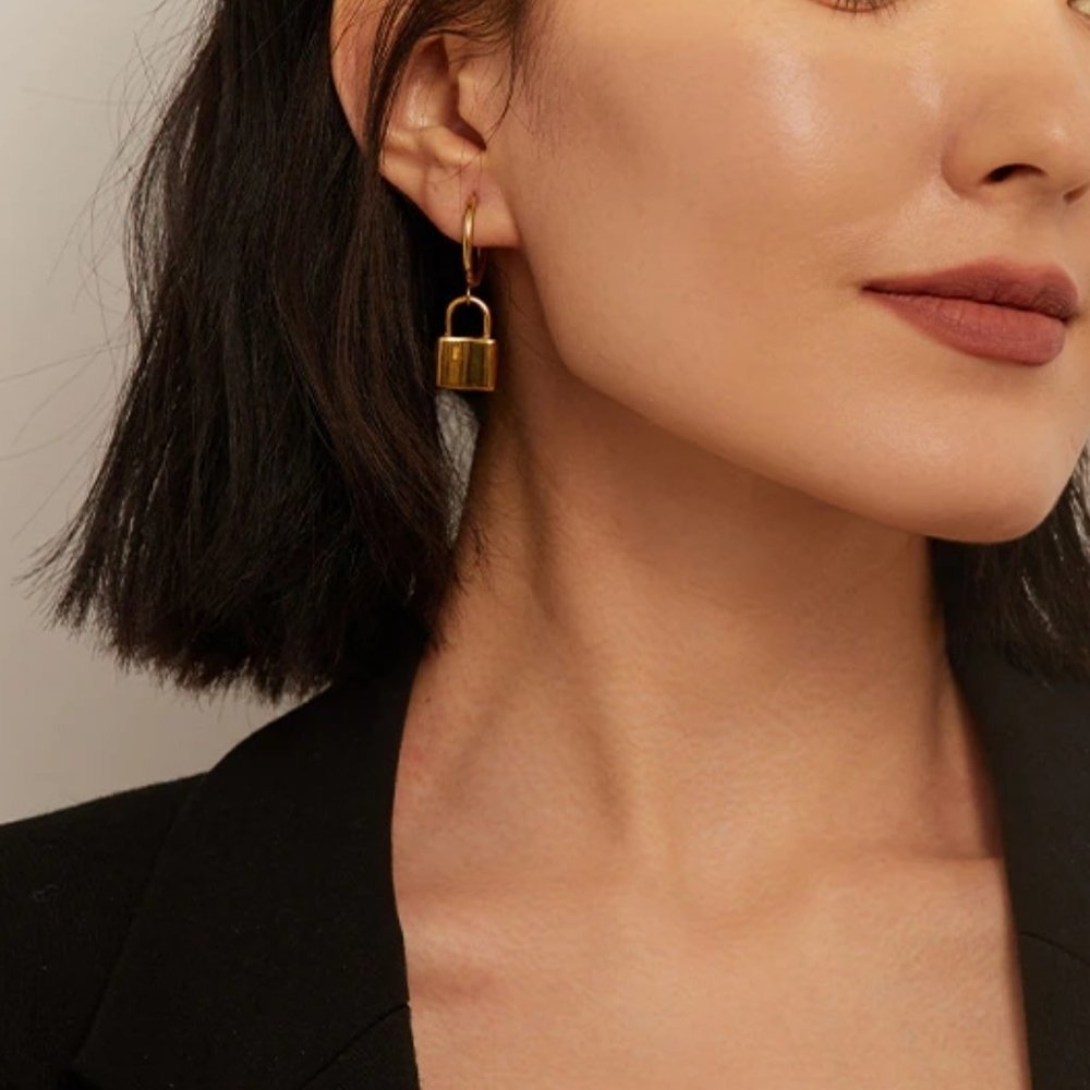 New 18K Gold Plated Lock Key Round Hoop Earrings - Picture 6 of 7